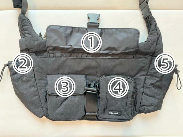 【niko and… オリジナルバックルライトショルダーバッグ】サイズは約高さ25×幅30×マチ12cm。外側だけで5つもポケットがあります