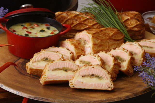 「知床サーモンのパイ包み焼き」＜期間：2026年4月1日～6月30日＞【【インターコンチネンタル 東京ベイ】握りたて寿司やズワイ蟹、海鮮丼も！北海道の美食を堪能できるランチ＆ディナーブッフェ開催！】