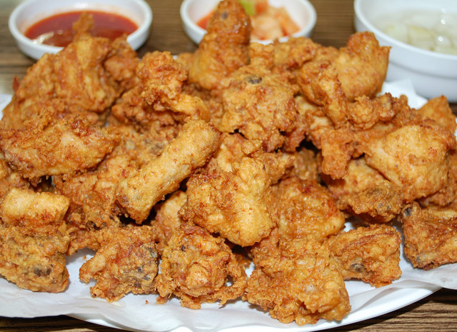 釜山の国際市場の近くの専門店で食べたフライドチキン。店頭で揚げているのを見て、たまらず店に吸い込まれてしまった