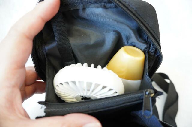 日焼け止めとミニ扇風機が入る【mozすっきり収納できる！多機能スマホショルダーバッグ】