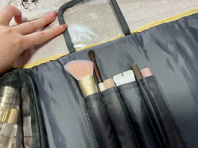 ブラシホルダーには、ブラシ以外にマスカラやアイライナーなどを入れるのもおすすめ！【sweet（スウィート）2023年11月号増刊付録：PEANUTS（ピーナッツ）チャーリー・ブラウンの三つ折りポーチ】