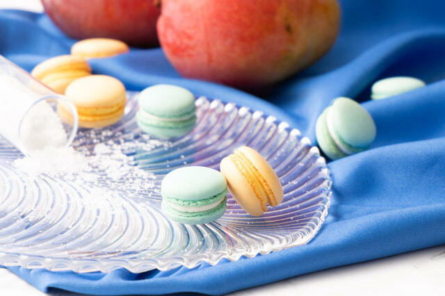 ディナータイム特典:自家製マカロン(シーソルト、マンゴー)※各色一つずつ【Salon de SweetsのSummer Palette Collection】