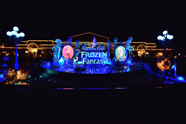 エントランスのデコレーション、夜のライトアップを全体から見るとこのようになっています ©Disney