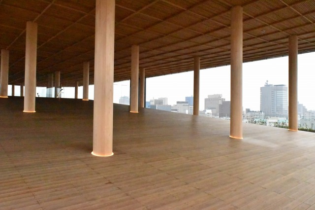 夜はキャンドルや音楽イベントが行われる