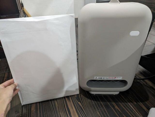 【アイリスオーヤマ 人感センサー付きセラミックファンヒーターJCH-127D-C人感センサー付きセラミックファンヒーターJCH-127D-C】A4サイズの書類が入る封筒と同じくらいの大きさ