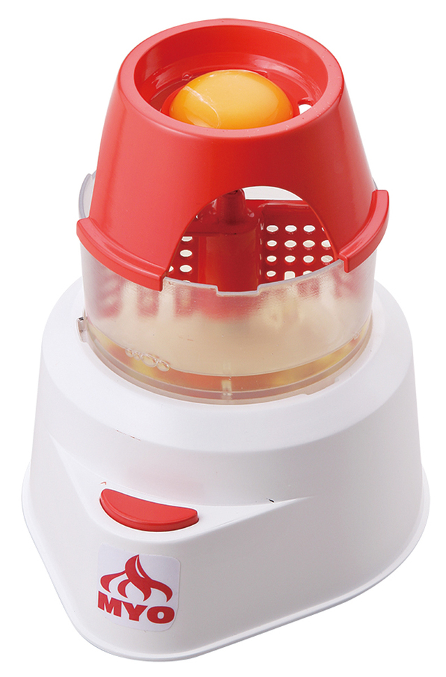 1、卵を割って、黄身と白身を分離させます。白身を下層のメレンゲカップに落とします。