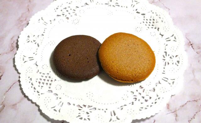 【ゴティバ】ラングドシャ1枚のサイズ：直径3.3cm、厚さ0.5cm