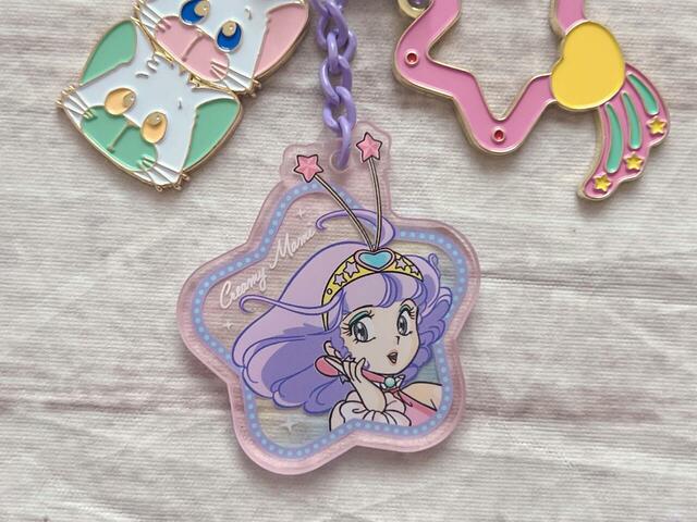 星形のアクリルチャームにはクリーミィマミのイラスト入り