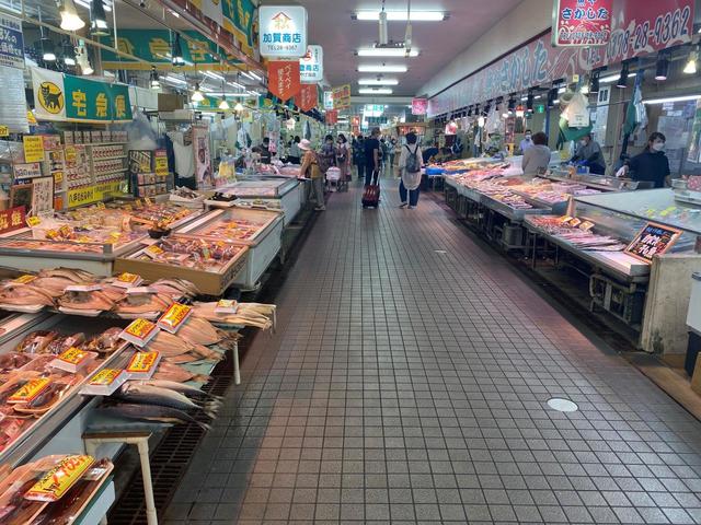 【八食センター】館内の通路も広々としていて、ゆっくりとショッピングができる