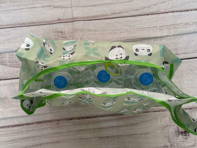 2Lのペットボトル3本がラクラク収納できるビッグサイズ