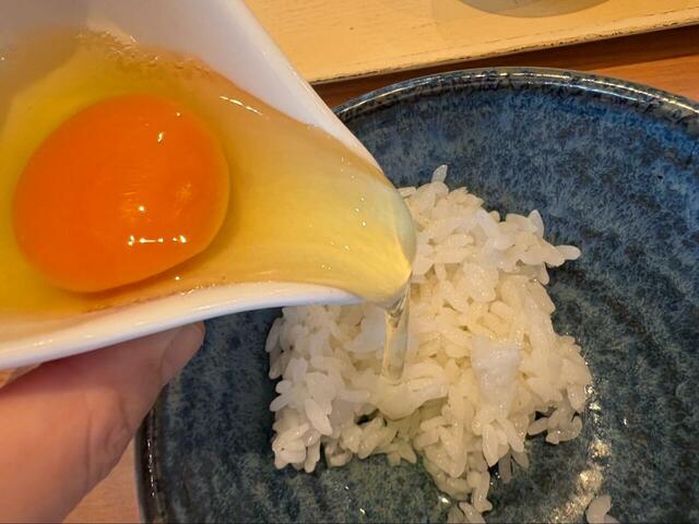 【ココス　茜美人の卵かけご飯】粒立ちのよいご飯に卵をかける瞬間がたまらない♪