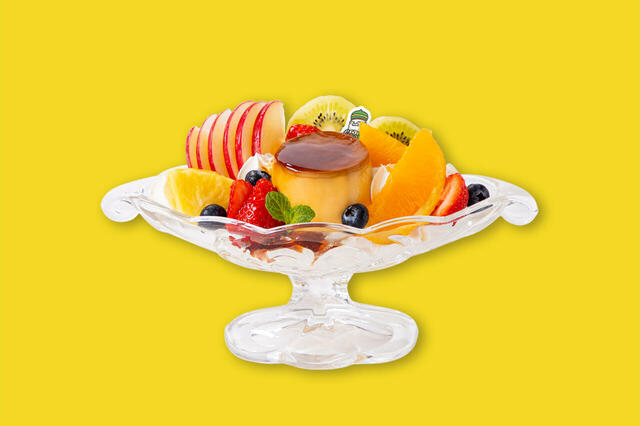 「ちいさな神さまみなかった？〜このプリンアラモードのなかにいるはずなんだけど〜」＜価格：2,090円（税込）＞【絵本作家ヨシタケシンスケさんの期間限定カフェ「ヨシタケ飲食店かもしれない」がオープンします！】