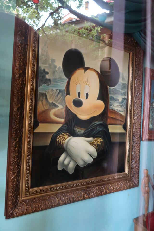 上海DL　ショーウィンドウにあったミニリザ像