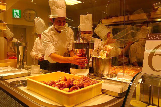 シュクリムシュクリ／ショーケースの隣のキッチン