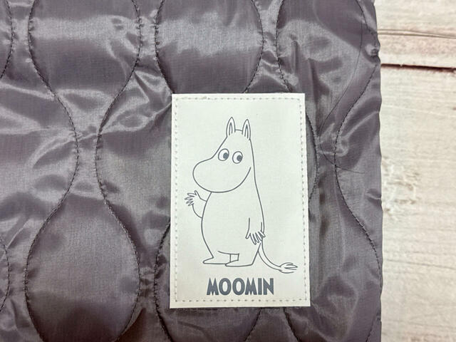 右下部にムーミンのイラストプリント入りのタグ付き!