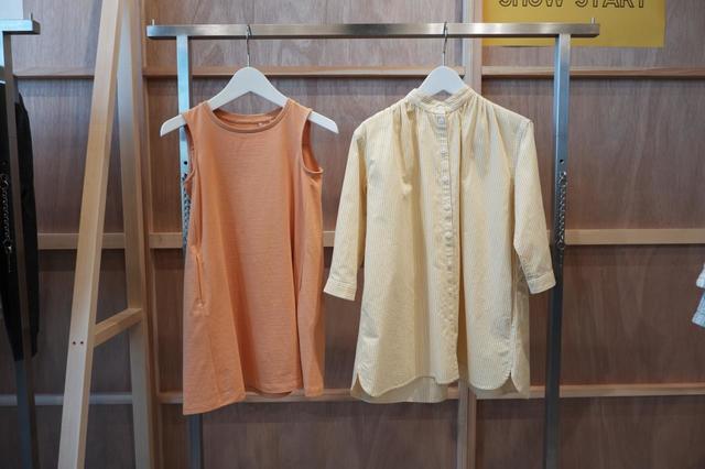 GIRLS スムースコットンワンピース（ノースリーブ）¥1,500 、GIRLS ストライプシャツワンピース（長袖）￥2,990  