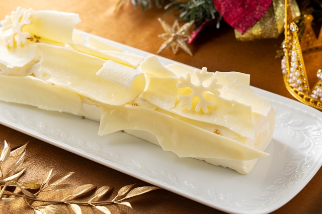 「ホワイト・ブッシュドノエル」<期間:2025年11月6日~12月28日>【【ヒルトン名古屋】贅沢なクリスマススイーツビュッフェ「Holiday Jewel Box」で“ホリデーシーズン”をより華やかに♪】