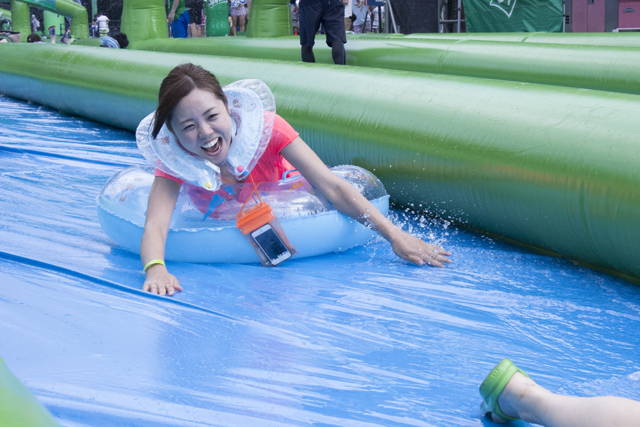 スライドザシティーに参加した水着美女たち