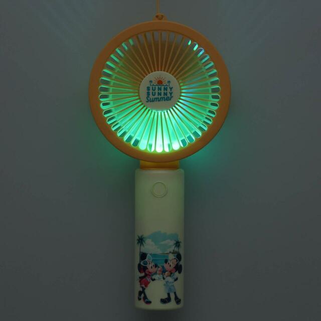 ファン 2,600円｜東京ディズニーリゾート「SUNNY SUNNY Summer」グッズ｜販売店舗：東京ディズニーランド「グランドエンポーリアム」、東京ディズニーシー「タワー・オブ・テラー・メモラビリア」｜発売日：2025年6月5日（木）
