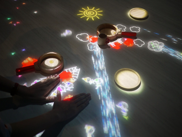 「小人が住まうテーブル」では、手のひらで小人を集めて移動させることもできる