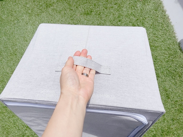 【ニトリ 前面・上面から出し入れができるワイヤー収納ボックス】重さは約1.12kg。片手でもラクラク持ち運べます