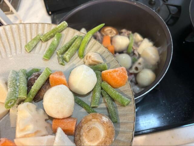 【ロピア 和風野菜ミックス】凍ったまま鍋に加えると、じゅわっと湯気が立ちました!