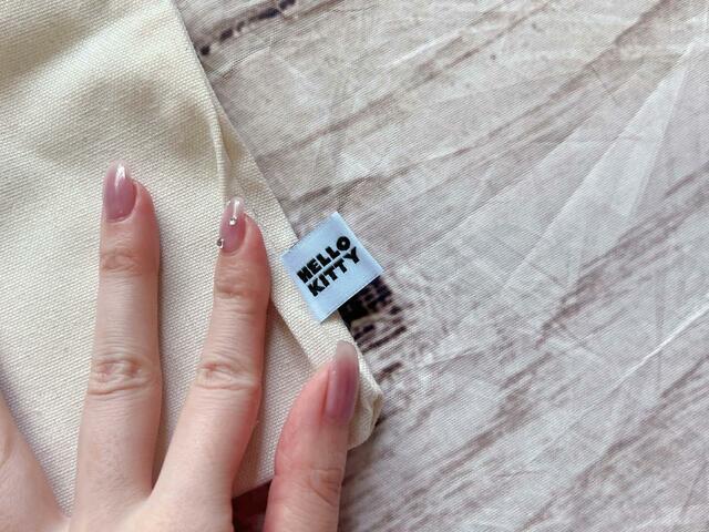 トートバッグの下部にはハローキティのロゴタグつき