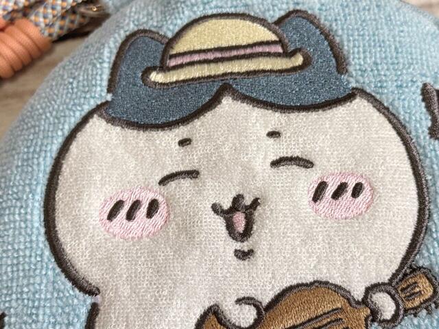 ハチワレはアップリケで描かれています。ふっくらしたアップリケがかわいい〜！