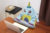 ひざの上でアナタをサポート！「デジモン」ぬいぐるみ型PCクッションシリーズに「ガブモン」新登場