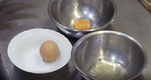 2．ボウルなどに3つのたまごの卵白と卵黄をわけます。若干白身が残っても問題ありません。