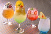 Tokyo Disney Resort 35th “Happiest Celebration! ”スペシャルノンアルコールカクテル 1,300円|ディズニーアンバサダーホテル(左から)「ハイピリオン・ラウンジ」「シェフ・ミッキー」「エンパイア・グリル」「花 Hana」