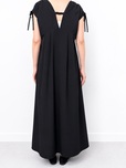 【AMERICAN HOLIC Vネックドロストショルダーワンピース】身長166cm、ブラック着用。透け感はありません