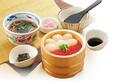 「帆立といくらの二色丼セット」 2,699円（税込2,968円）【和食さとの期間限定北海道フェア＆食べ放題】