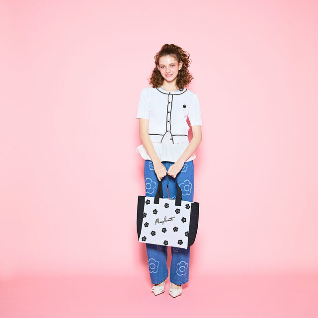 【マリークワント2026年春コレクション】デイジーワンポイントケーブルカーディガン¥10,450／ペプラムドッキングニットプルオーバー¥10,450／ランダムデイジーデニムパンツ¥14,300／サインロゴニットジャカードトート¥14,300