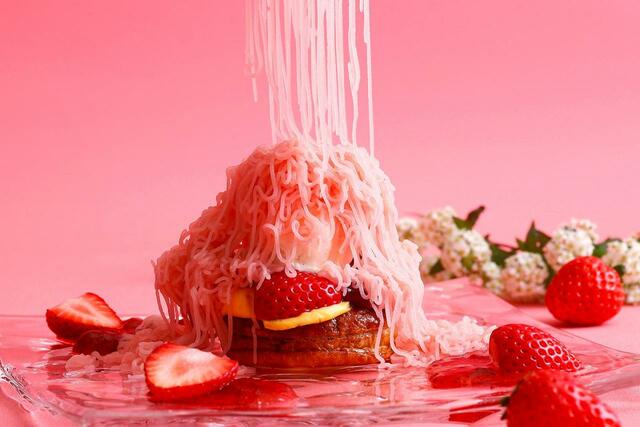 「目の前でしぼって仕上げるスペシャリテ『ストロベリーモンブラン』」＜2024年3月5日（火）～4月23日（火）＞【ザ ストリングス 表参道ストロベリーガーデン アフタヌーンティー】