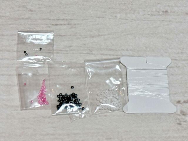 ビーズは作る過程で数粒落としてしまいましたが、十分余るほど入っていました！