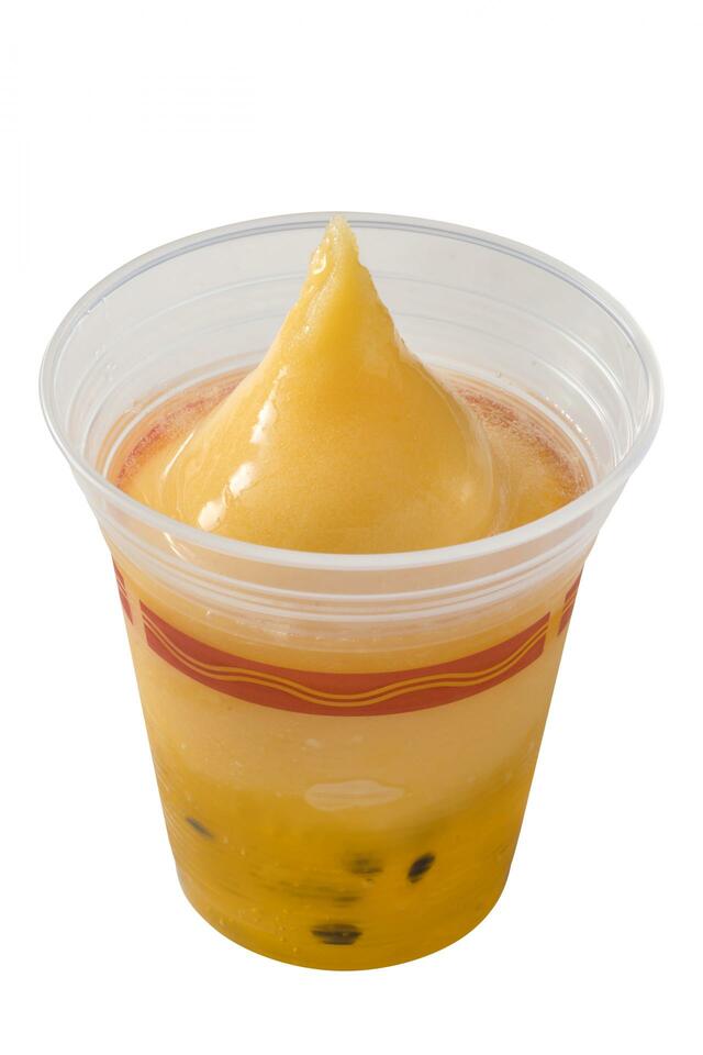 カクテルスムージー(ラム&オレンジ・パッションフルーツ) 780円｜提供店舗：東京ディズニーランド 「トルバドールタバン」｜東京ディズニーリゾート夏のひんやり冷たいメニュー