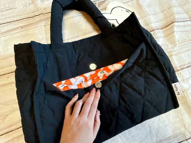 前面にはマグネットボタンで開閉するポケット付き