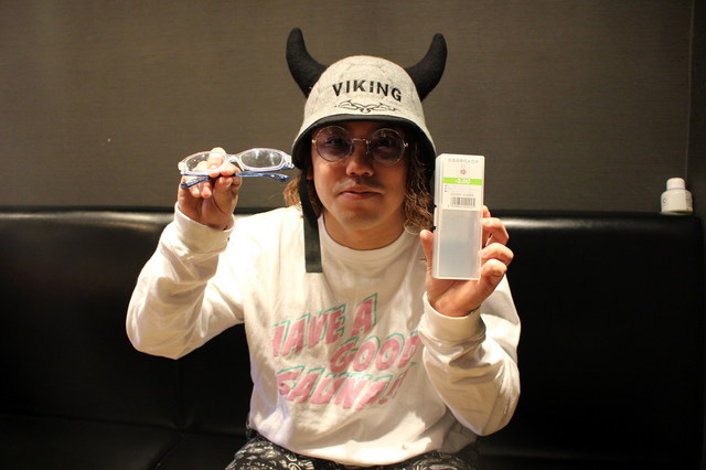 勝俣選手の私物のサウナハットと、お風呂用メガネ。