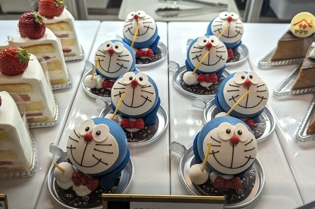 【ロイヤルパークホテル】「ドラえもんムースケーキ」756円