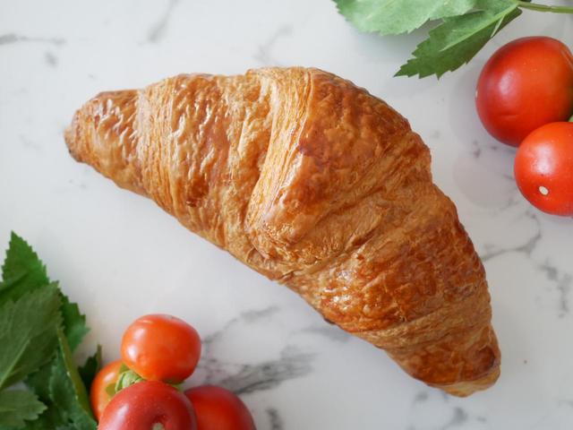 生地はもちろんフランス直輸入。クロワッサン／237円（税込）