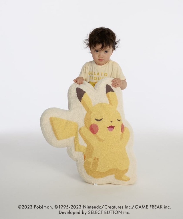 【ポケモンスリープ】表面には眠っているピカチュウ、裏面にはジェラート ピケのロゴをジャガードで表現したクッション