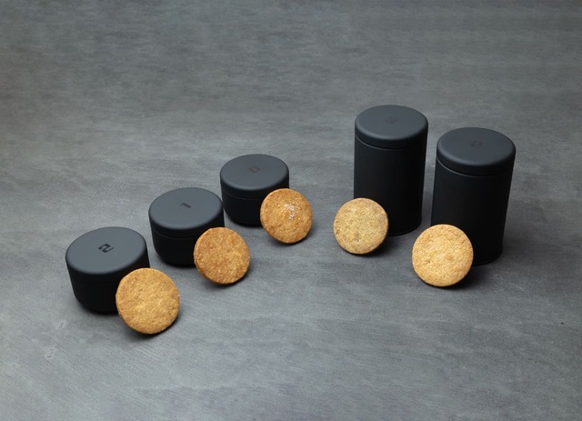 「OKASHIYA(オカシヤ)」Kinako cookie(5 枚⼊り)/1,250 円、Kodaikomugi cookie(5 枚⼊り)/1,250 円、 Truffle butter cookie(5 枚⼊り)/1,350 円、Aonori cookie (13 枚⼊り)/2,800 円、 Kinako cookie (13 枚⼊り)/2,800 円