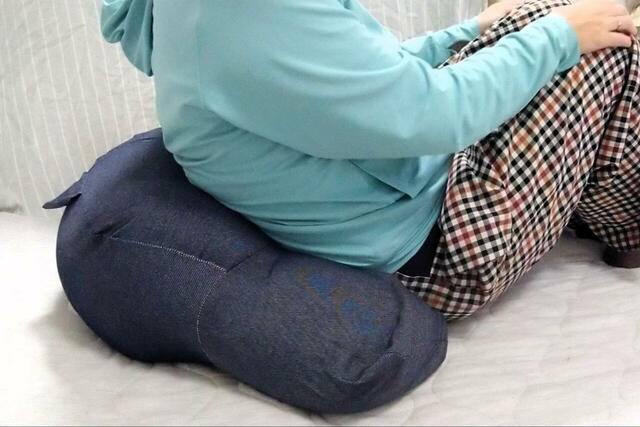 【ニトリ レストクッション】腰あてとして使用。中央にかなり厚みがあるので安心してもたれかかれます♪