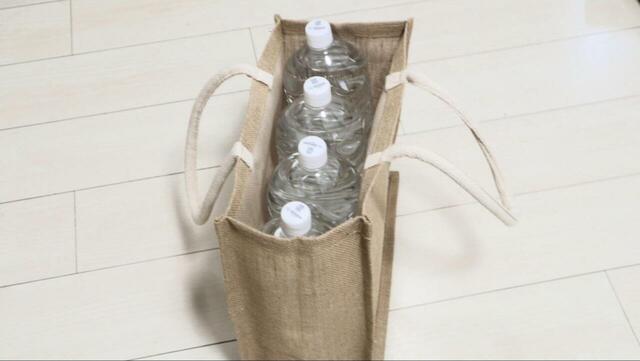 【無印良品 ジュートマイバッグ】2Lのペットボトルは4本入りました。耐荷重20kgなので移動も余裕です