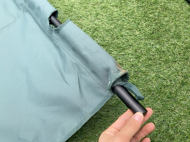 【ワークマン 燃え広がりにくいアルミコット】シートの穴が小さいので注意