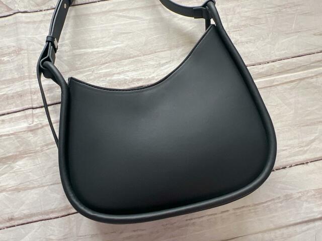 トレンドの丸みのあるフォルムのショルダーバッグ♪