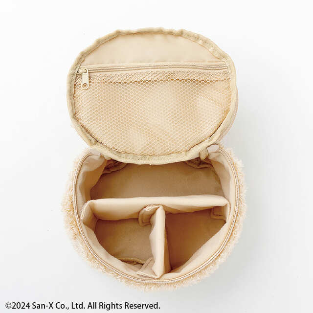 【リラックマ ふわふわフェイスバニティポーチBOOK】整理整頓に便利な仕切り付き。