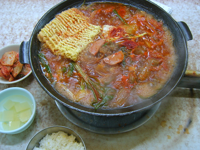 「オデン食堂」のプデチゲ1人前8000ウォン、追加のミョン（乾麺）1000ウォン、追加のハム5000ウォン