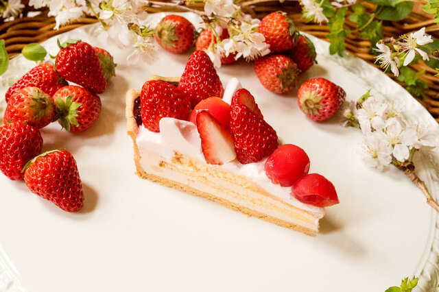 【キル フェ ボン「結晶型 “ル ガール”クリームチーズムースのタルト ~桜風味~」】Piece 993円